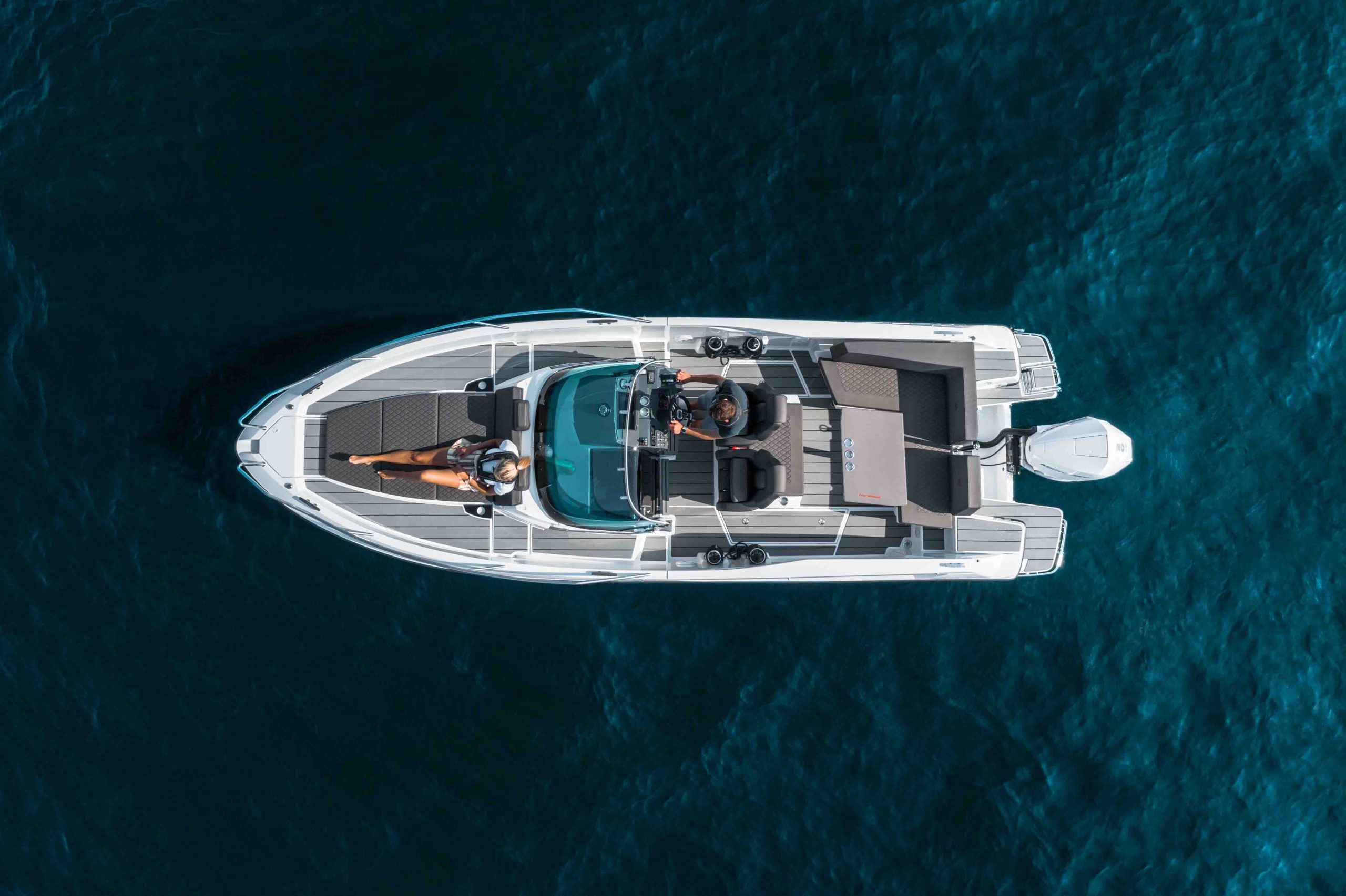 lr_enduro_805_at_sea_-_boat_overview_seen_from_air